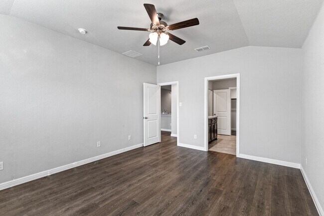 Photo - 128 Forsyth Rd