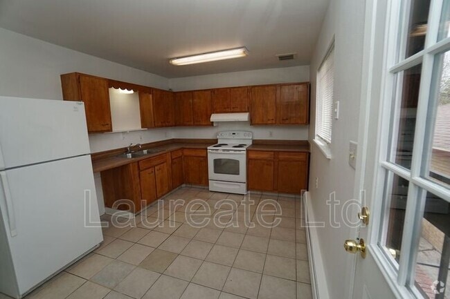 Building Photo - 663 Fraser St Rental
