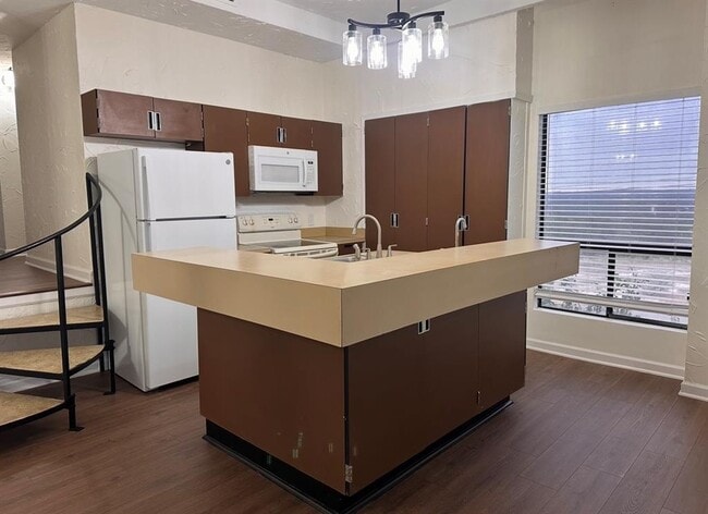 Building Photo - 5916 Lago Vista Way Unit B-10 UP