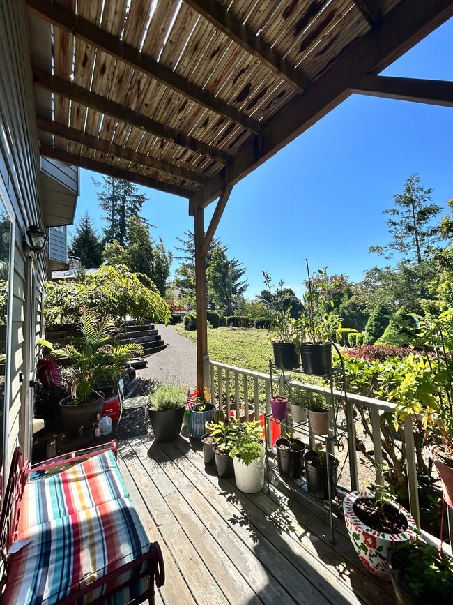 285 Waldorf Pl Unit B
