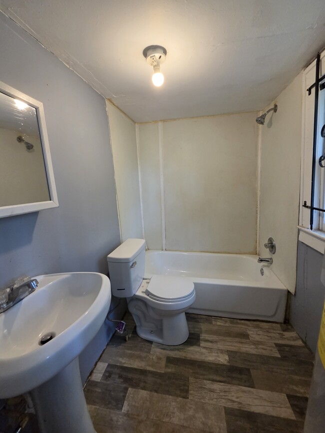 Photo - 1170 W 21st St