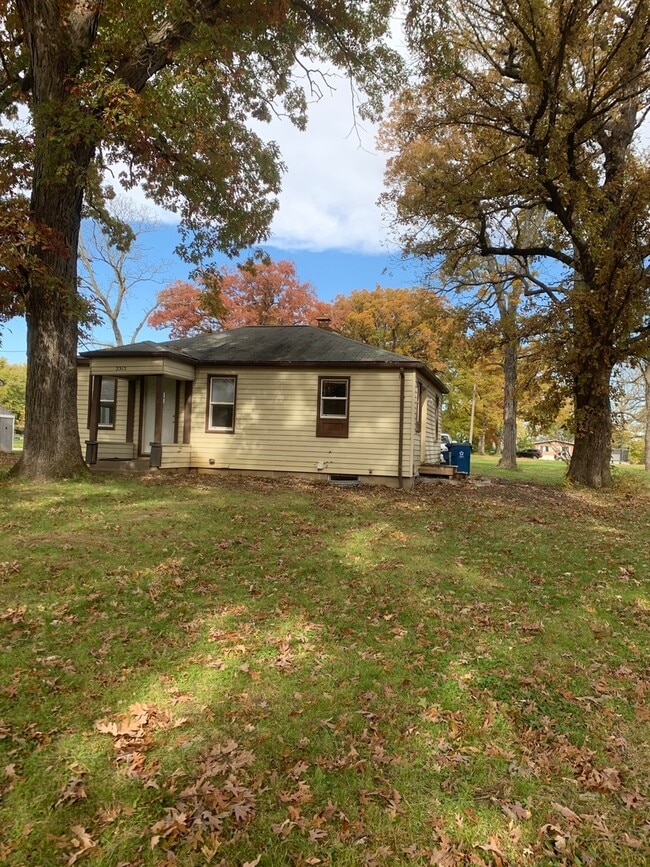 Building Photo - 3315 Valley Dr