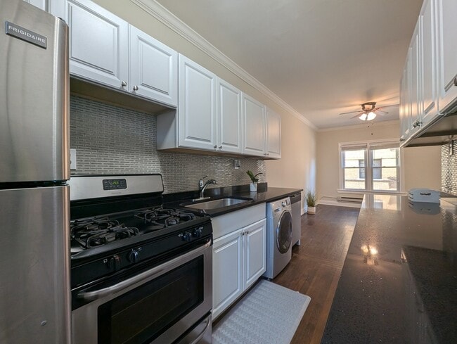 Building Photo - 730 W Roscoe St Unit 1