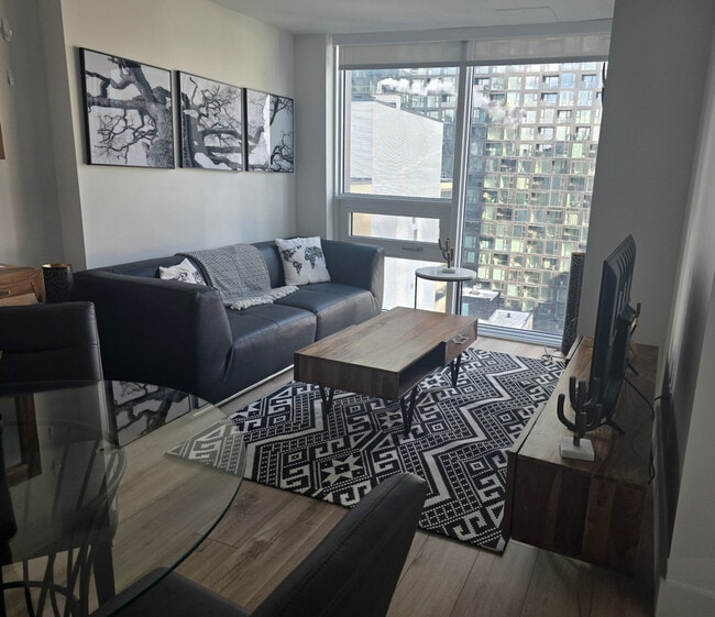 Building Photo - 1180 Rue de Bleury Unit ID1222943P