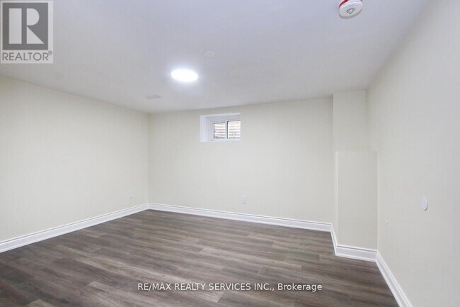 Photo - 32 Sanford Crescent