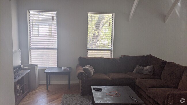 Building Photo - 2825 N Sheffield Ave Unit #2824-2 Rental