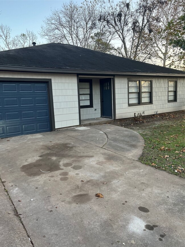 Photo - 902 Alice St