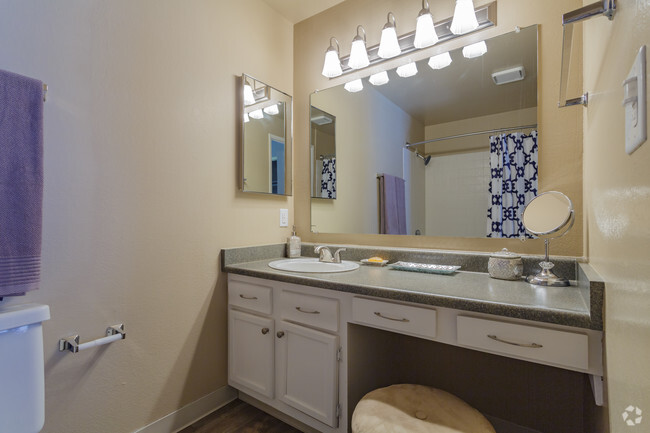 1BR, 1 Loft, 2BA - 1,300 SF