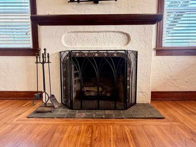 Chimenea de gas. - 3036 E St