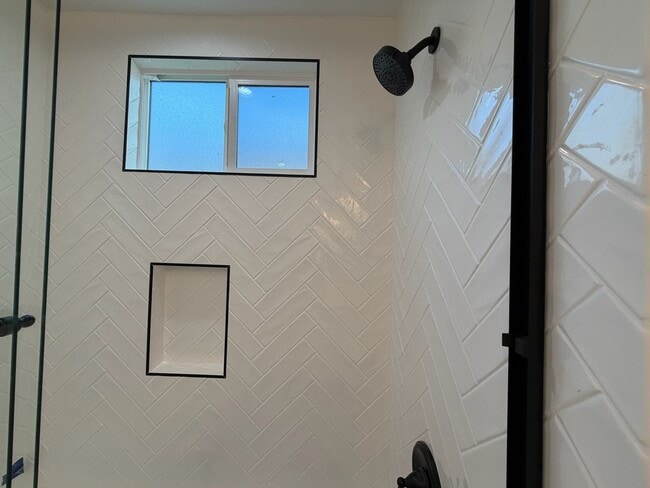 Photo - 10909 Morrison St