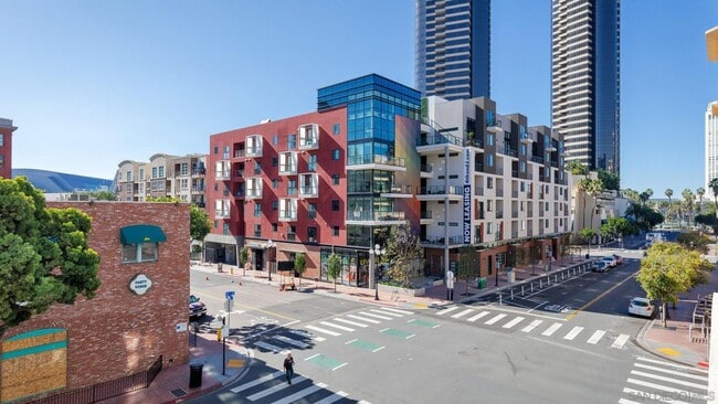 Building Photo - Perfectly located 1 bed/1 bath Unit 3231