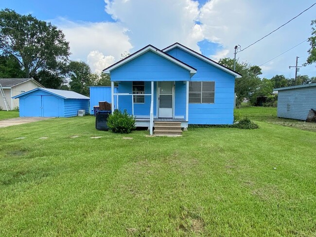 Cozy 2-Bedroom House in Iowa, LA - Cozy 2-Bedroom House in Iowa, LA