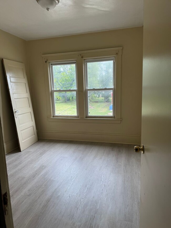 Photo - 4bd Single Newburgh Hts Area Cash Pay/Section 8