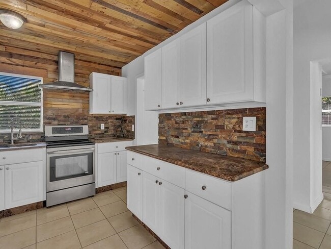 Photo - 703 5th Pl SW