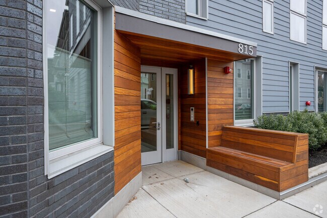 La 815 E 5th Street se encuentra en el sur de Boston. - 815 E 5th St