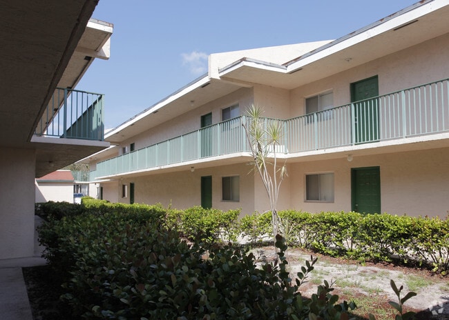 Photo - Palm Island Club Apartments