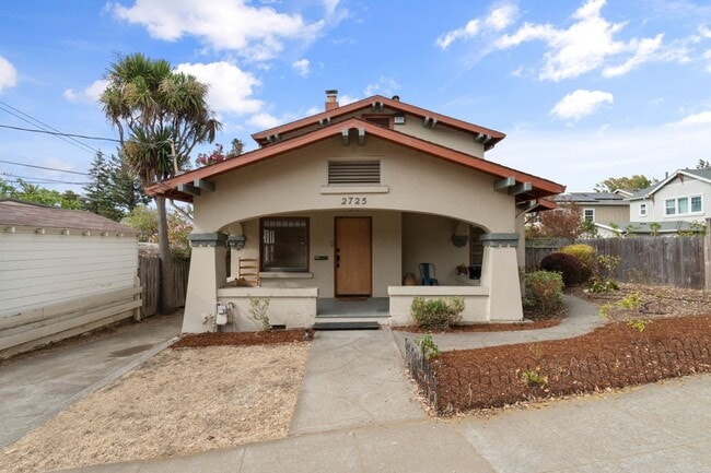 Building Photo - Upper Dimond/Lincoln Highlands Wonderful Craftsman Home!