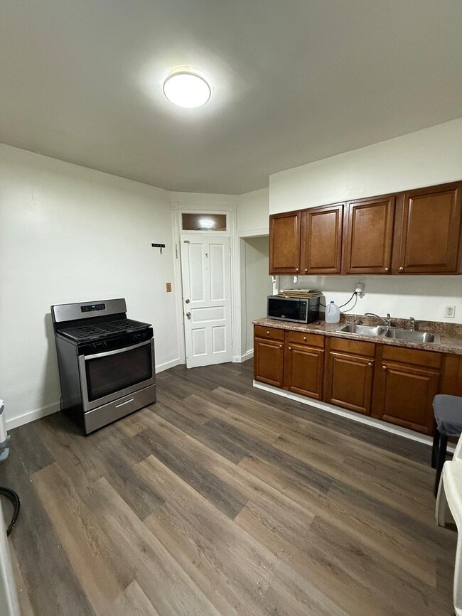 Building Photo - 1552 Mineral Spring Rd Unit Apt2