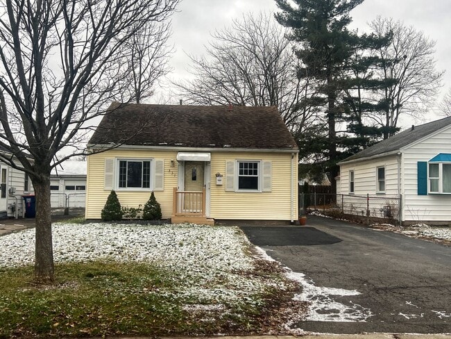 Building Photo - Charming Updated Cape Cod with several amenities!