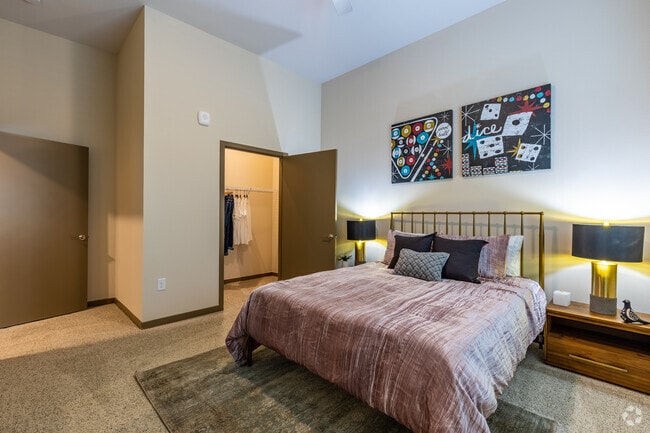 2BR, 1BA - 933SF - Primary Bedroom