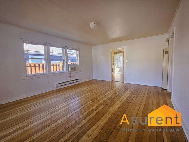 Photo - Cute cottage in the Rail Road district in ...