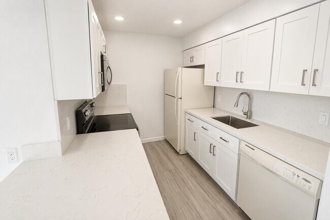 Photo - 612 Executive Center Dr Unidad 207