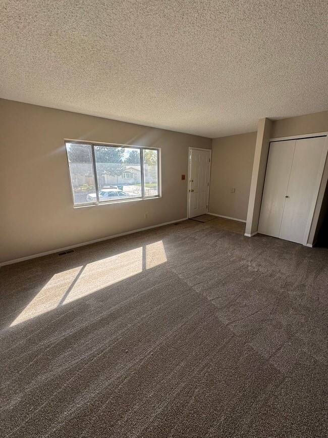 Photo - Lovely 3 bedroom 2 bath in North Colorado ...