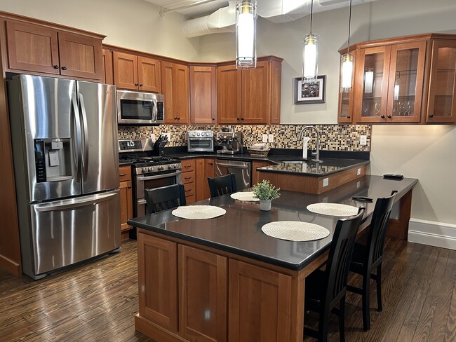 Building Photo - 22 E Market St Unit 201