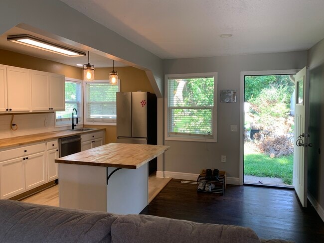 Photo - 2121 Mitchell St