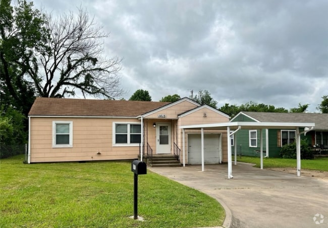 Building Photo - 1613 Center Ln Rental