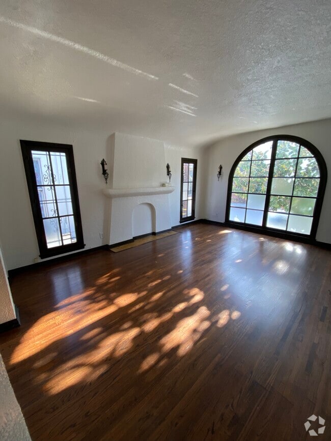 Building Photo - 2570 N Beachwood Dr Unit 2 Rental