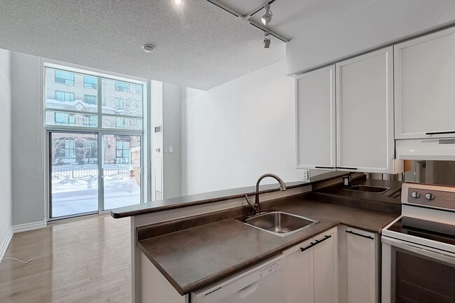 Photo - 109 Front St E