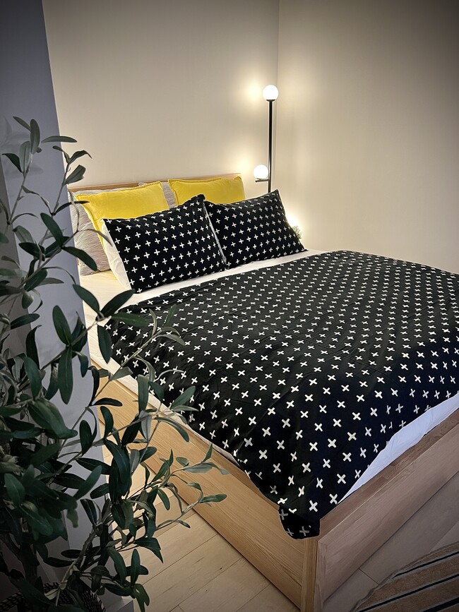 Queen size bed with additional storage fully equipped - 111 Montgomery St Unit 5Q