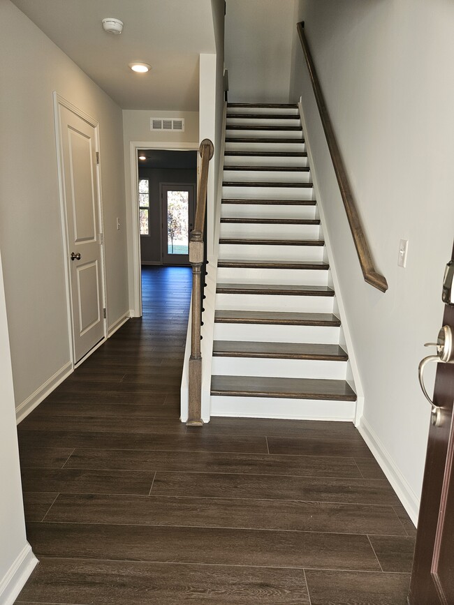 Photo - 530 Light Oak Way