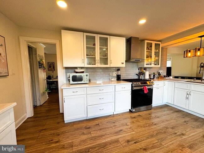 Photo - 10712 Warwick Ave