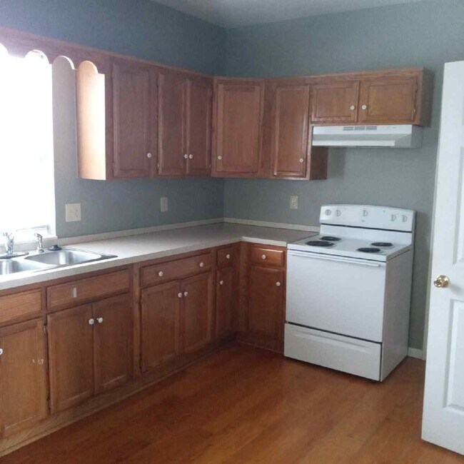 Photo - 707 S College St