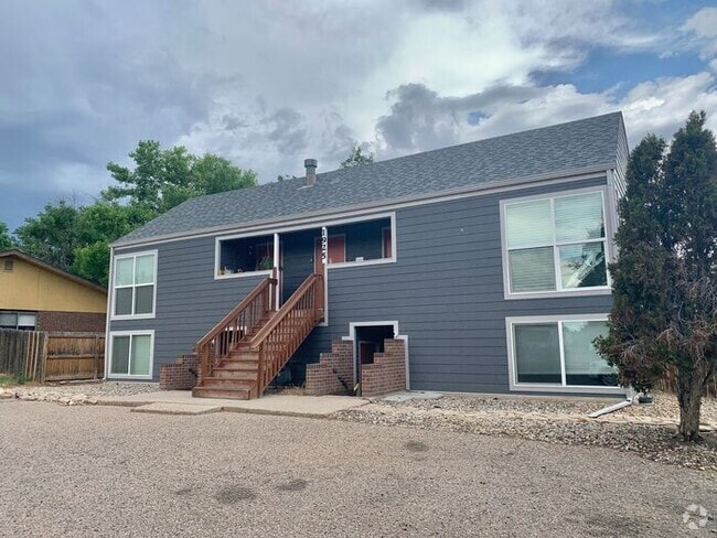 Building Photo - Recently Upgraded 2 Bedroom Apt Near Horse...