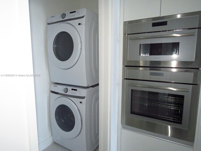 Photo - 700 NE 24th St Unidad 204-A