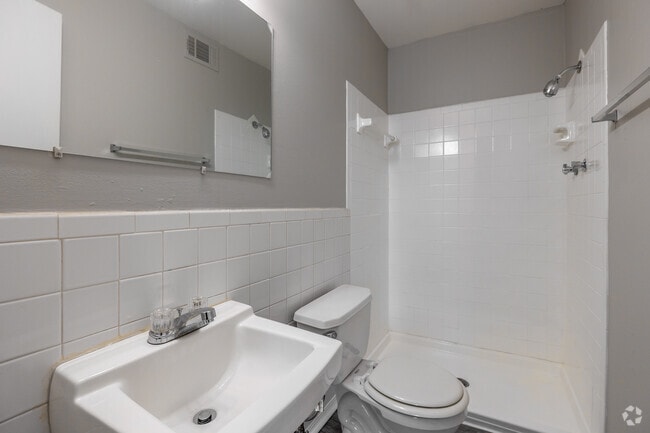 2BR, 2BA - 850 SF - 1st Bathroom