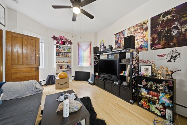 Photo - 3730 N Troy St Unidad 2