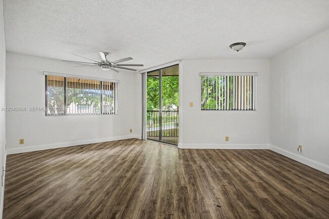 Photo - 15575 Miami Lakeway N Unidad 206