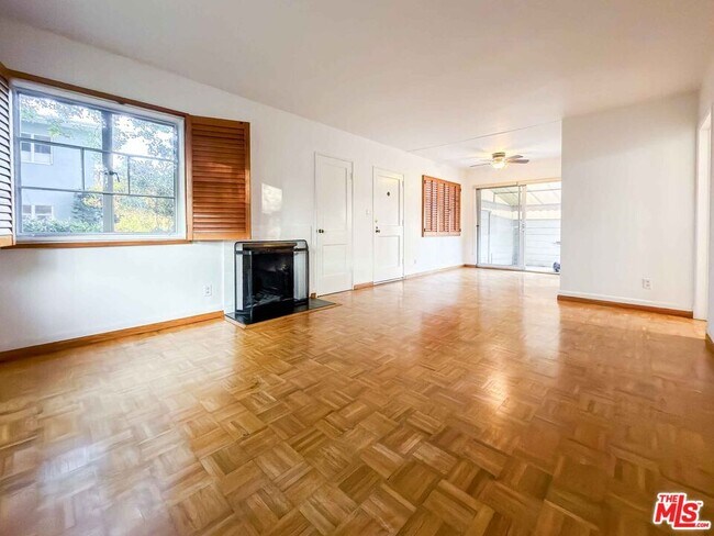 Photo - 5243 Village Green