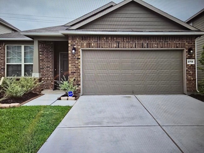 Building Photo - 2714 Summer Ln