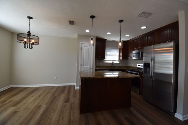 Photo - 501 W 3rd St