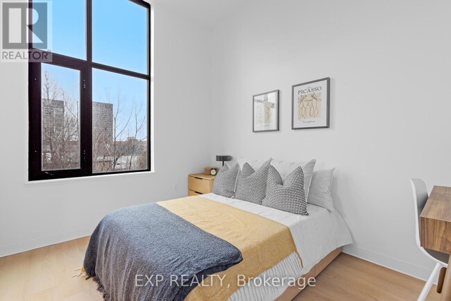 Photo - 101 Champagne Ave S