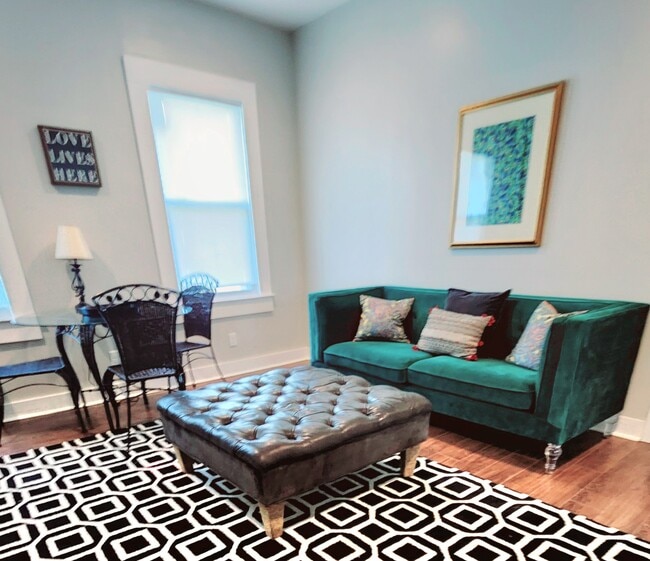 Building Photo - Blue Door Apartments Unit 1300