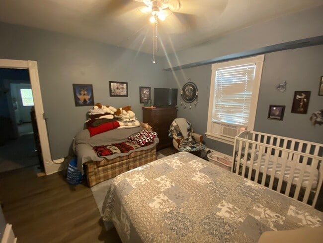 Dormitorio 1 - 401 Laurel St W