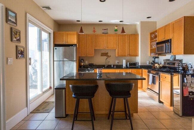 Building Photo - 467 E 8th St Unit 2 Rental