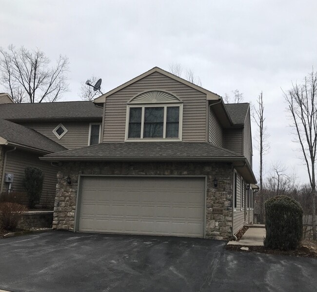 Building Photo - Spacious 3 bedroom 2.5 bedroom townhouse available early January!