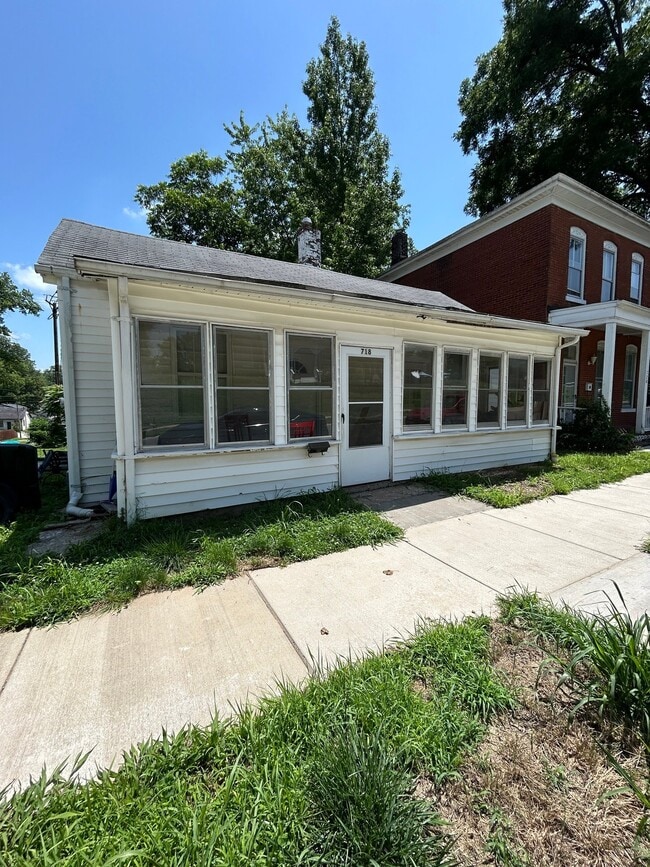 Building Photo - 718 S Church St
